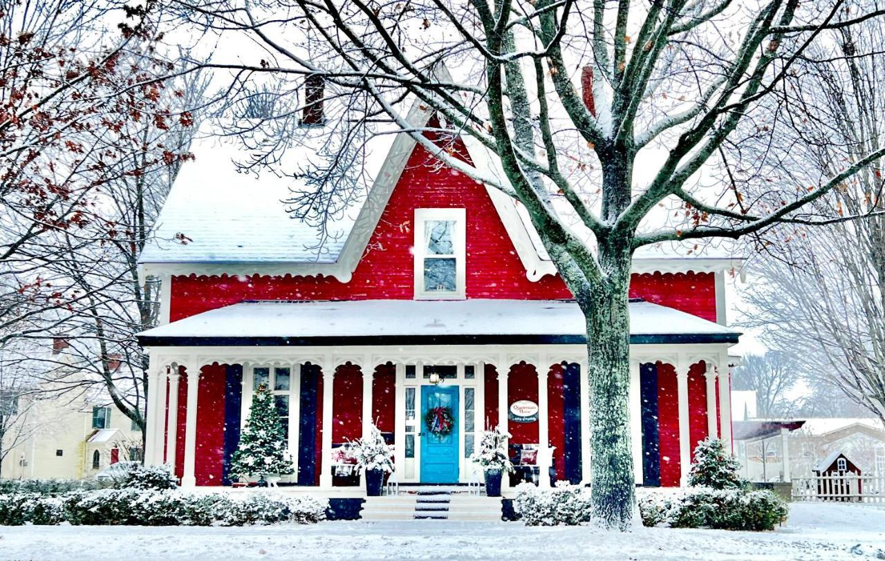 Quartermain House Bed & Breakfast Фредериктон Экстерьер фото