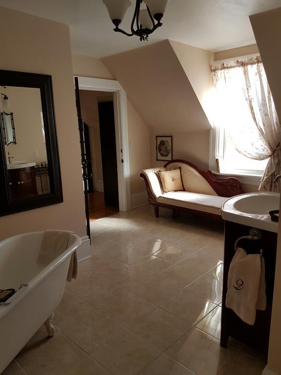Quartermain House Bed & Breakfast Фредериктон Экстерьер фото